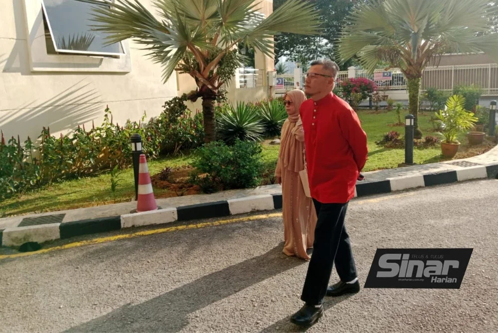 Turut kelihatan datuk dan nenek Allahyarham Zayn Rayyan ketika tiba di pekarangan kompleks Mahkamah Petaling Jaya pada Jumaat