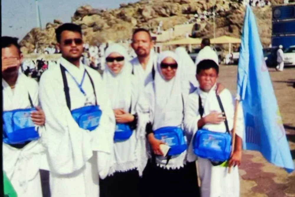 MOHD FAIZAL (tiga dari kanan) bersama keluarganya ketika menunaikan ibadah umrah pada 2014. -Foto: IHSAN MOHD FAIZAL ANG ABDULLAH