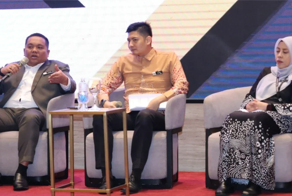 Hisyam (kiri) hadir sebagai panel forum bertemakan ‘Masa Depan Integriti: Menangani Ancaman Rasuah dan Salah Guna Kuasa di Era Digital’ di Ayer Keroh pada Khamis.