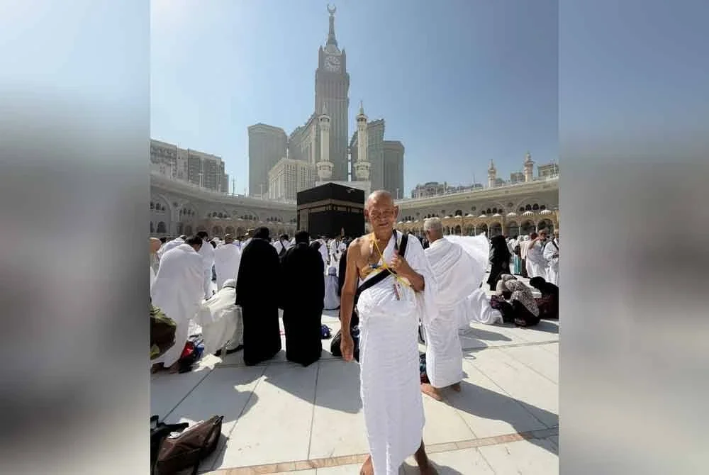 Allahyarham Jumari ketika menunaikan umrah.