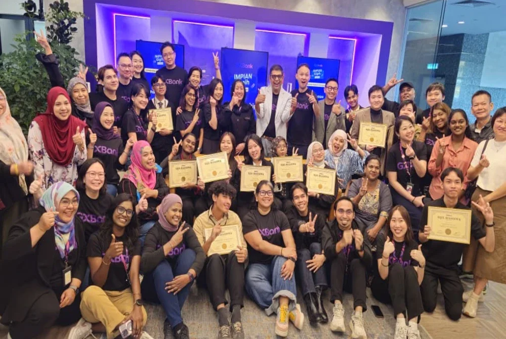 Barisan pengurusan GXBank meraikan 10 penerima Impian Gigih Biasiswa dan keluarga masing-masing di Petaling Jaya, Sabtu lalu.