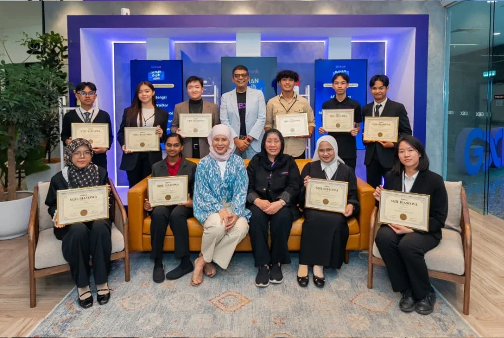 Kaushik Chowdhury (berdiri, tengah), Hildah dan Zaiton (duduk, tengah) bersama 10 pelajar yang juga kumpulan kedua yang menerima inisiatif GXBank, Impian Gigih Biasiswa.