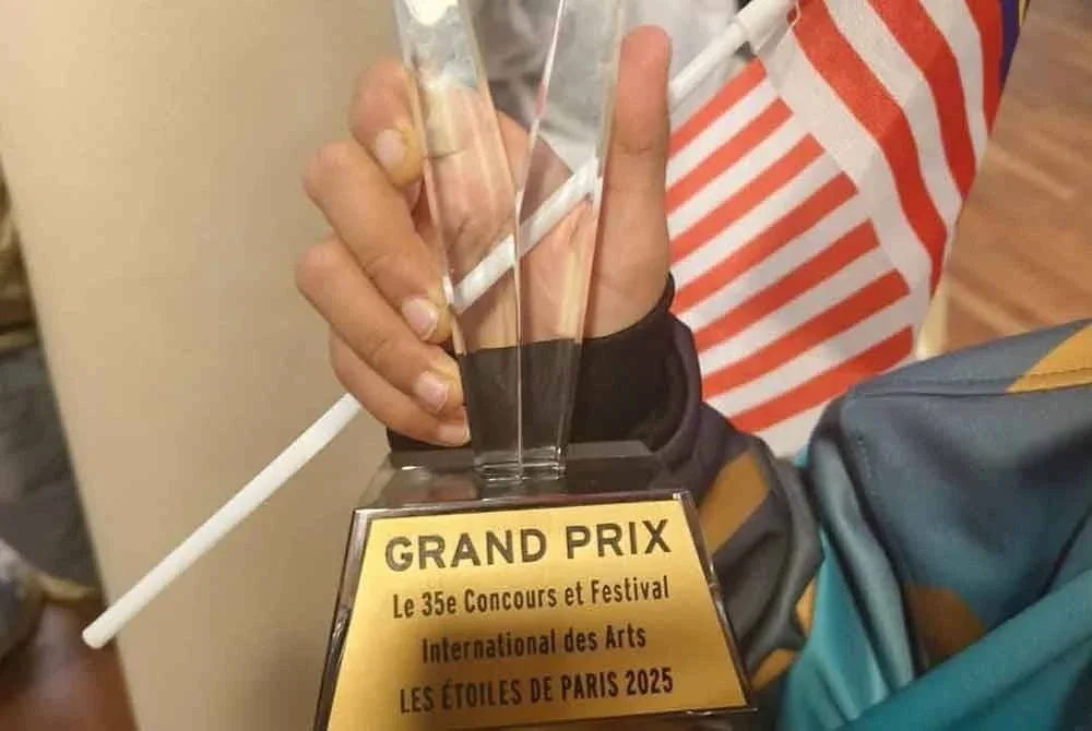 Murid SK Taman Seri Rembau menyapu bersih empat kategori di 35th International Competition and Festival of Folklore, Dance and Music yang berlangsung di Paris. FOTO: IHSAN PEMBACA