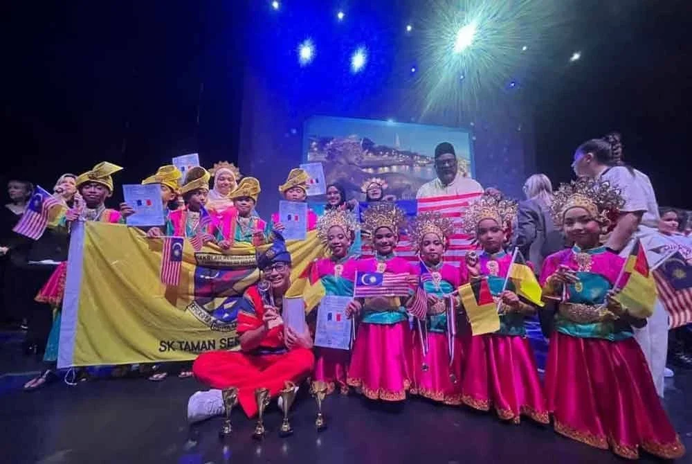 Murid SK Taman Seri Rembau menyapu bersih empat kategori di 35th International Competition and Festival of Folklore, Dance and Music yang berlangsung di Paris. FOTO: IHSAN PEMBACA