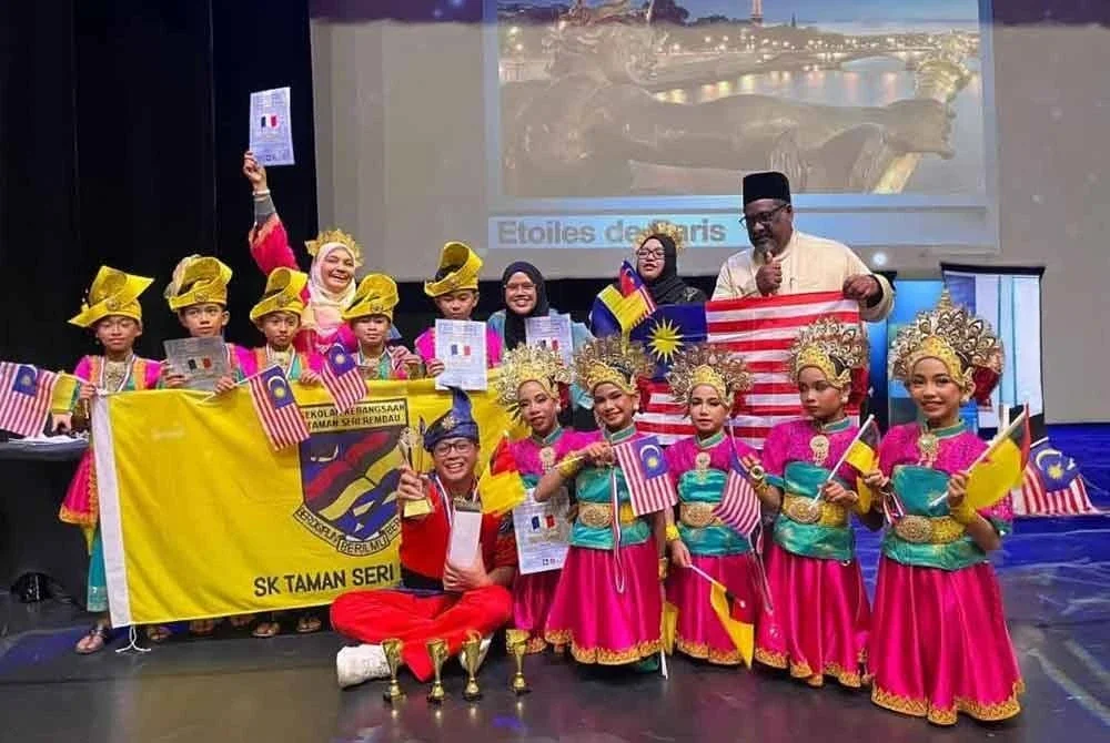Murid SK Taman Seri Rembau menyapu bersih empat kategori di 35th International Competition and Festival of Folklore, Dance and Music yang berlangsung di Paris. FOTO: IHSAN PEMBACA