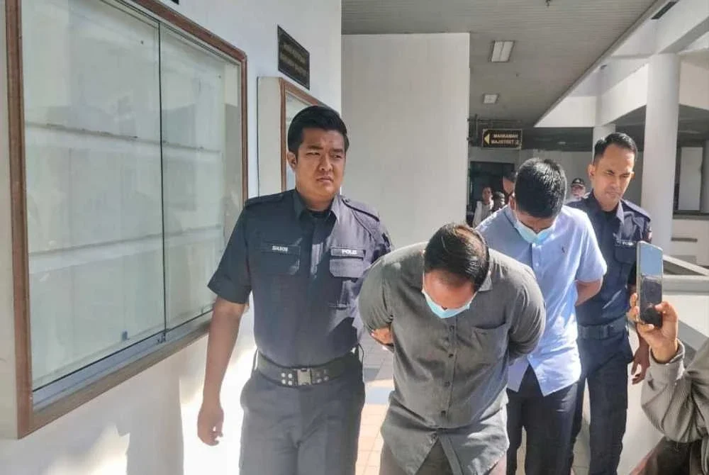 Kedua-dua tertuduh ketika dibawa keluar dari Mahkamah Majistret di sini pada Jumaat.