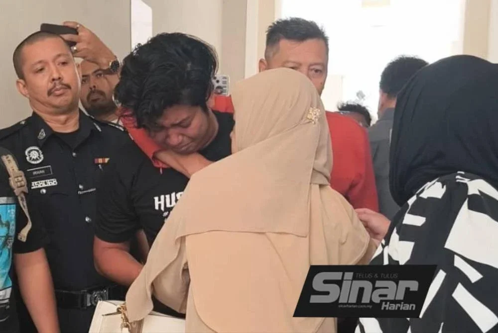 Zaim Ikhwan ditenangkan ibu bapanya selepas gagal menahan perasaan, apabila isterinya diperintahkan ke Penjara Wanita Kajang serta-merta.