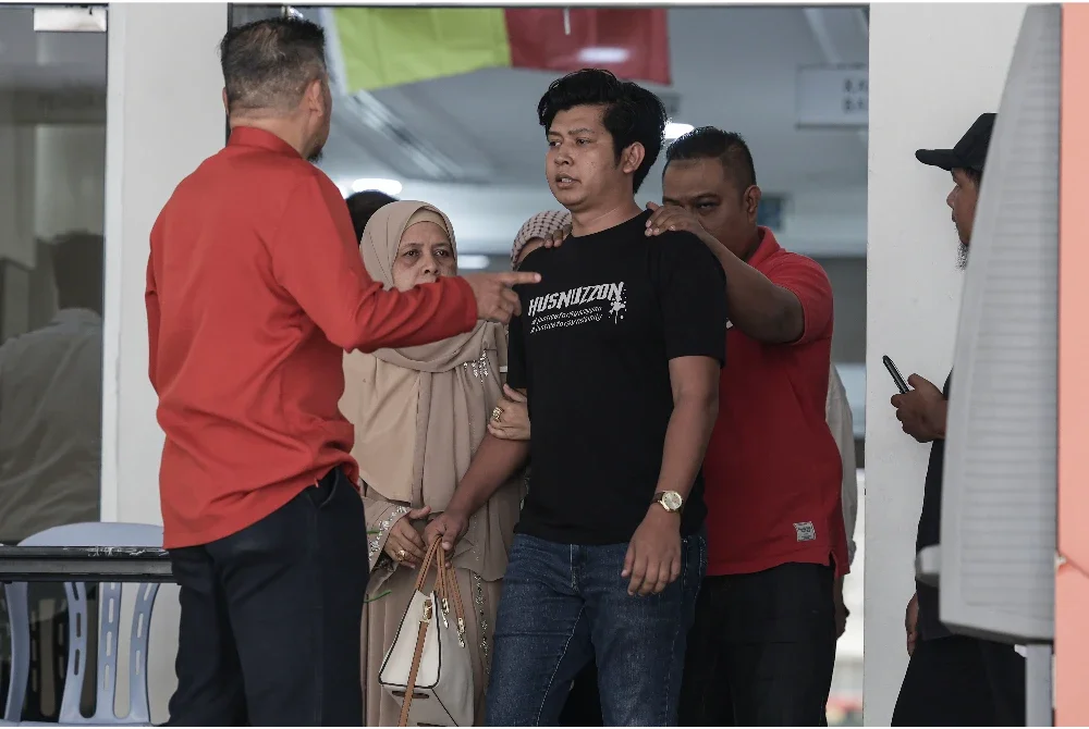 Zaim Ikhwan keluar selepas Mahkamah Sesyen hari ini menyampaikan keputusan berhubung isterinya, Ismanira Abdul Manaf, yang berdepan tuduhan mengabaikan kanak-kanak autistik, Zayn Rayyan Abdul Matin hingga menyebabkan kecederaan fizikal terhadapnya, dua tahun lepas. Foto: Bernama