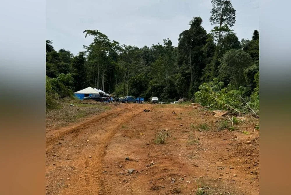 Lokasi laluan keluar dari rumah kongsi pekerja pembalakan di Felda Aring, Gua Musang.