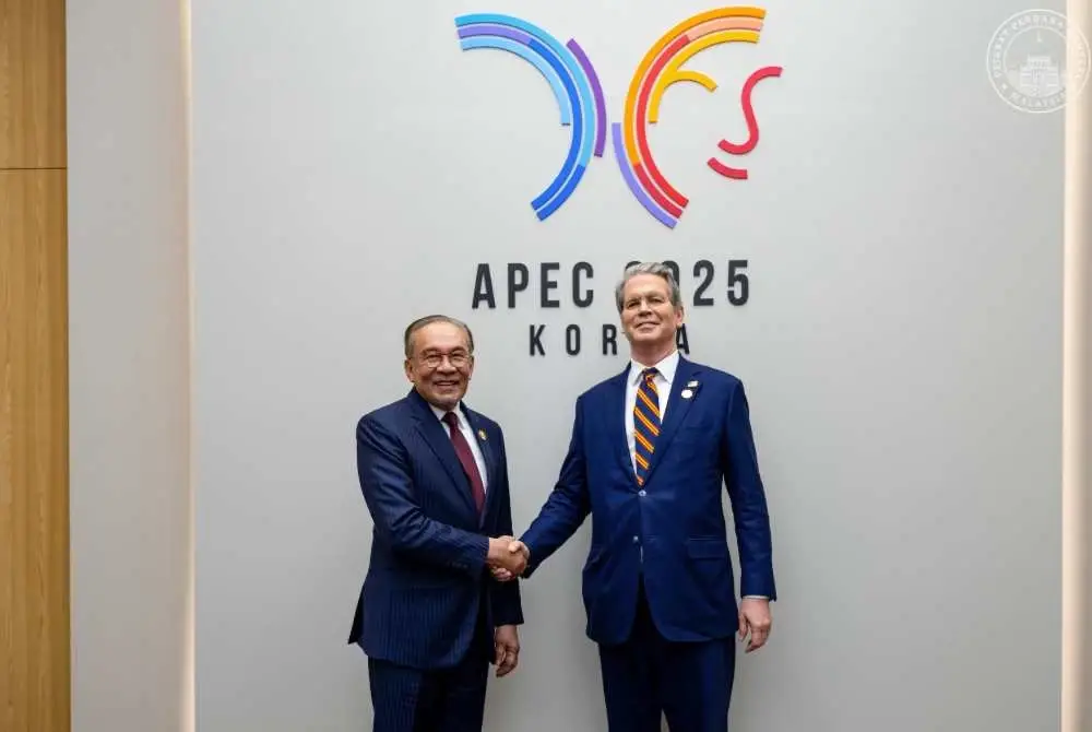 Anwar semasa pertemuan bersama Scott Bessent di Mesyuarat Pemimpin-Pemimpin Ekonomi APEC (AELM) di Gyeongju, Republik Korea. Foto Pejabat Perdana Menteri
