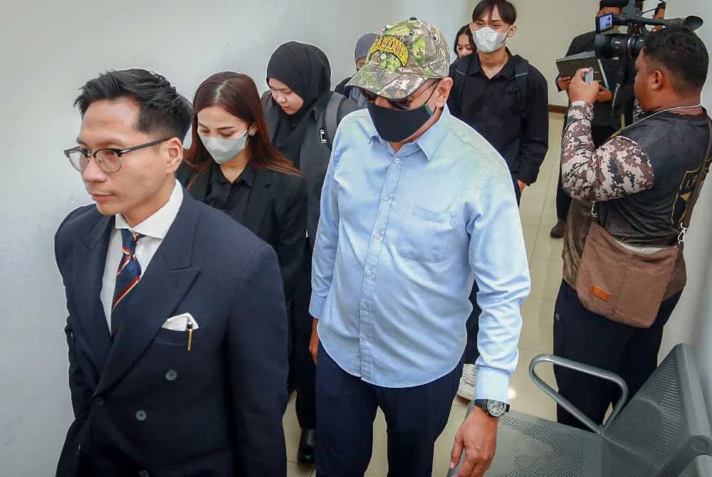 Shahrul Nizam (dua kanan) dan Citra Angrini (dua kiri) hadir ke Mahkamah Sesyen Shah Alam pada Jumaat. Foto Bernama