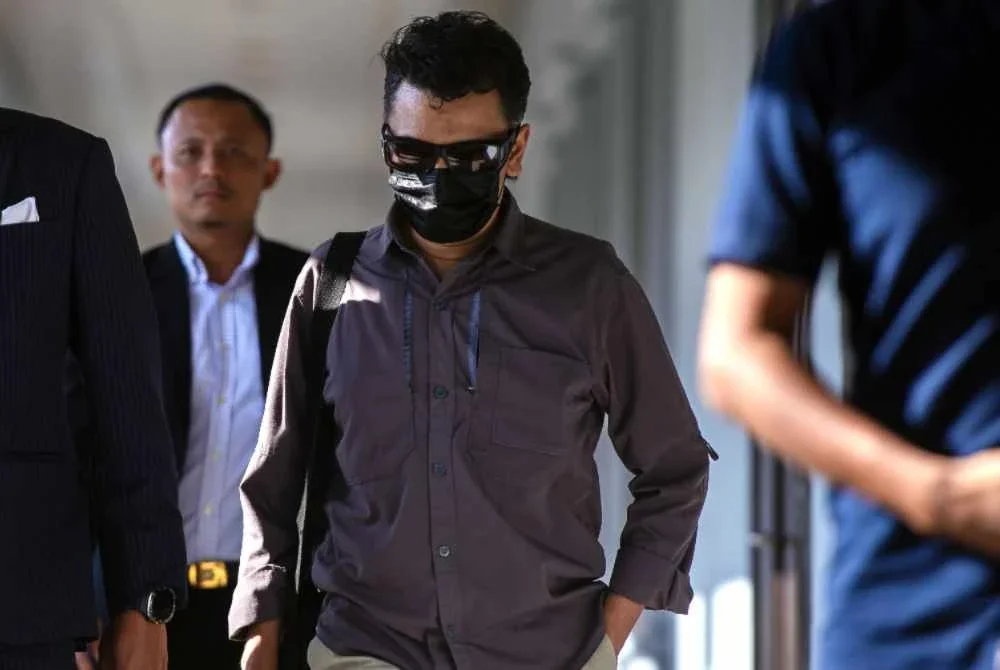 Seorang pegawai kanan tentera tiba di Mahkamah Sesyen Kuala Lumpur pada Jumaat untuk didakwa atas pertuduhan menerima suapan. Foto Bernama