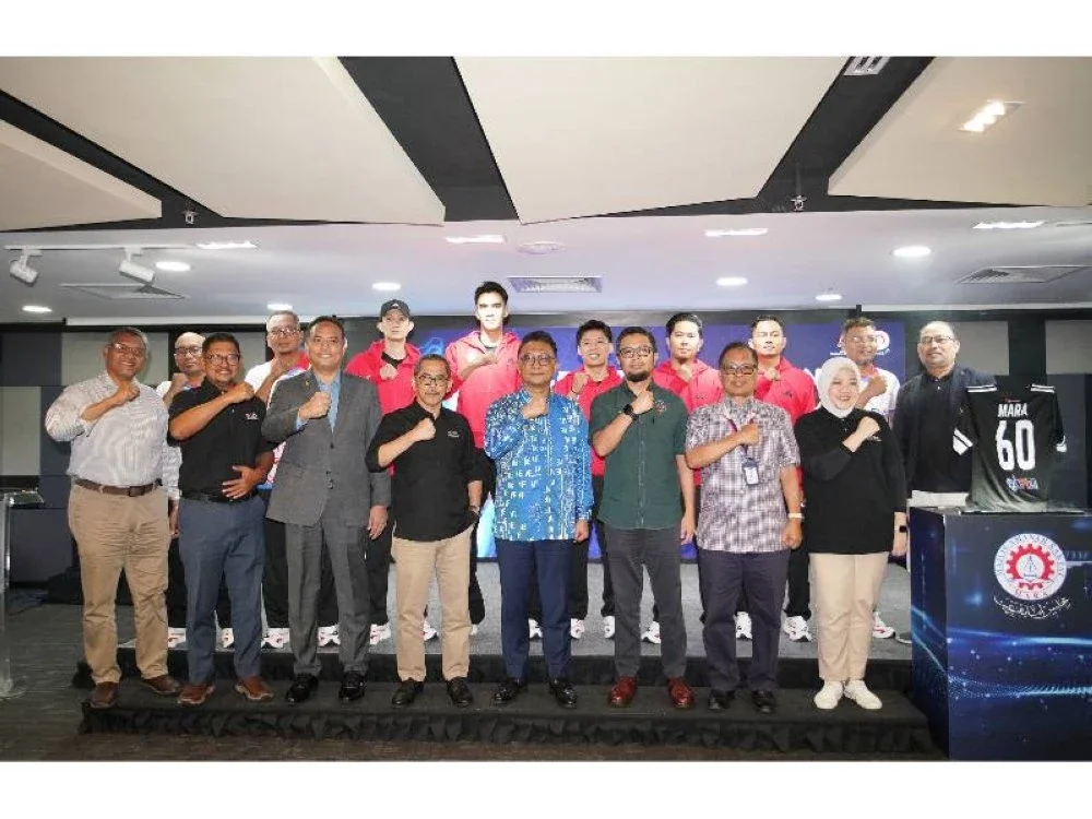 Ketua Pengarah MARA, Datuk Zulfikri Osman (depan, empat dari kanan) bersama rakan strategik dan regu sepak takraw MARA yang mengambil bahagian dalam edisi keempat Piala Tun Ali 2025 yang menyingkap tirai di Dewan Bola Keranjang Majlis Bandaraya Melaka Bersejarah (MBMB), Bukit Serindit, Melaka dari 3 hingga 9 November. FOTO : ROSLI TALIB SINAR HARIAN