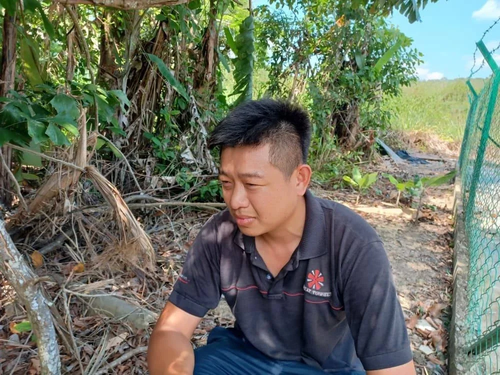 Mangsa, Chie Wee Kang sempat keluar dari kereta miliknya sebelum hangus terbakar di Jalan Selaru, Kuala Pilah - Tampin, di sini.