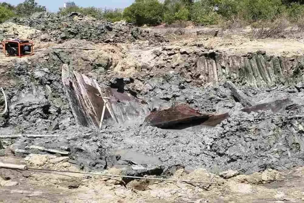 Ekskavasi oleh Jabatan Warisan Negara, Perbadanan Muzium Melaka, dan Universiti Kebangsaan Malaysia menemukan komponen kapal termasuk badan dan haluan yang tertanam dalam tanah. Foto Bernama