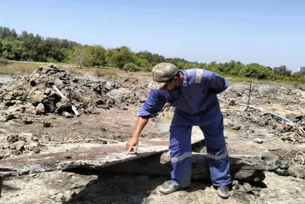 Papan kayu yang dipercayai serpihan daripada badan sebuah kapal yang ditemukan di Pulau Melaka. Foto Bernama