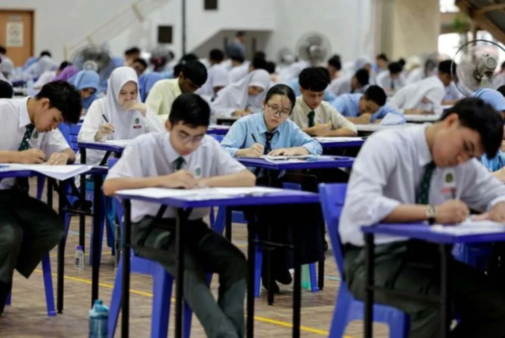 Peperiksaan SPM 2025 akan bermula 3 November hingga 23 Disember di 3,350 pusat peperiksaan di seluruh negara. Gambar hiasan
