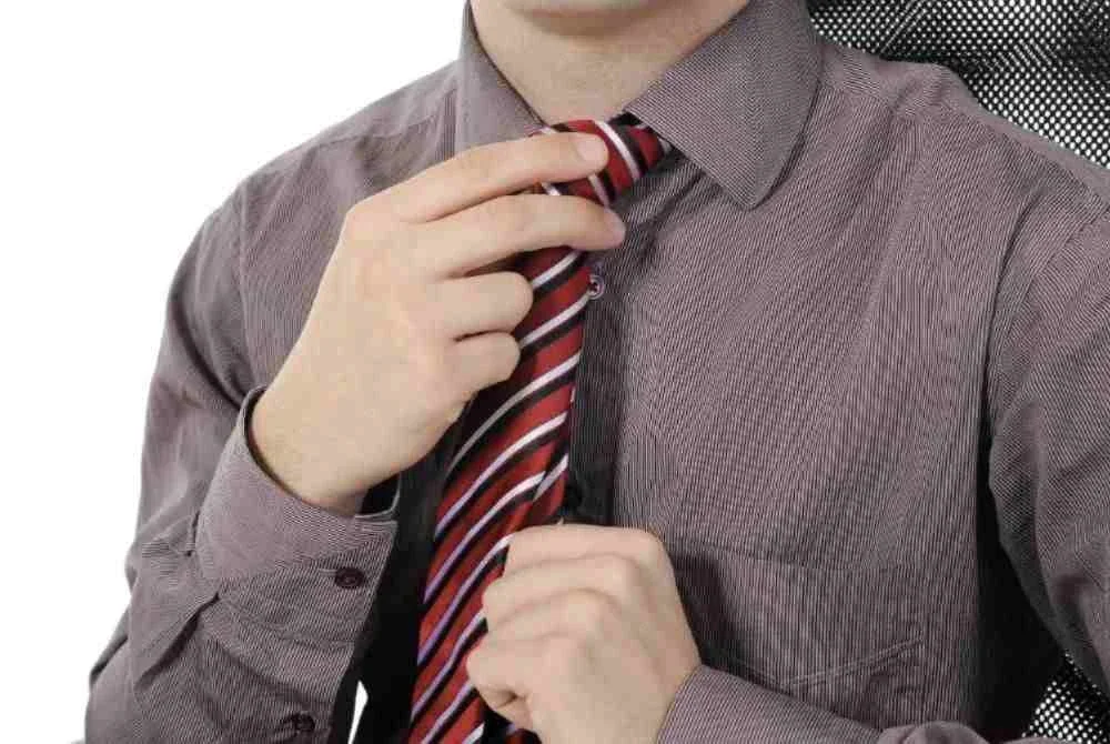 Pegawai awam tidak lagi diwajibkan memakai tali leher semasa waktu bekerja dan ketika menghadiri mesyuarat. Foto hiasan 123RF