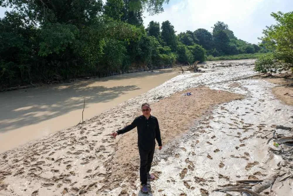 Jasni menunjukkan keadaan pencemaran sungai yang berlumpur, dipercayai berpunca daripada kolam takungan milik sebuah syarikat perlombongan pasir yang pecah di Sungai Sayong, Ulu Sungai Johor pada Jumaat. Foto Bernama