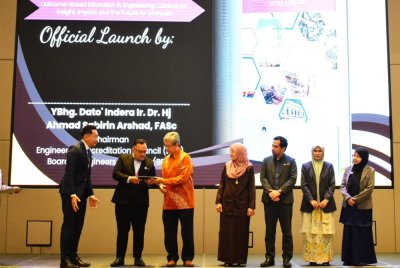 Ahmad Sabirin (tiga dari kiri) merasmikan Sesi Libat Urus Bersama Panel Penilai 2025 yang diadakan di Putrajaya