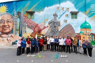Para jemputan bergambar bersama selepas Majlis Penyerahan Mural Tun Dr Mahathir Mohamad di Medan Seni Alor Setar pada petang Khamis. Foto MBAS
