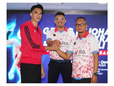 Pengurus pasukan sepak takraw MARA ke Kejohanan Piala Tun Ali 2025, Fairul Rafiq Zainuddin (tengah) menjadi individu yang bertanggungjawab menggandingkan semula Azhar Sarbini (Cikgu Ad_ dan Mohammad Syahir Rosdi.