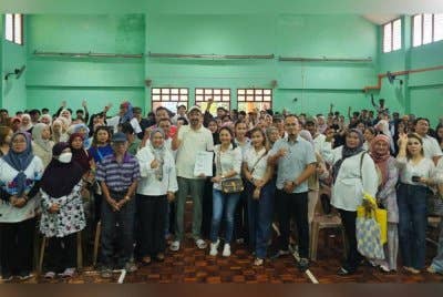 Razali (tengah) bersama Nollyzai (enam dari kanan) ketika menerima borang kemasukan ahli dalam Gagasan Rakyat selepas sidang akhbar bekas Ketuanita STAR Bahagian Darau di Dewan Serbaguna Koperasi Yayasan Sabah di Kampung Warisan, Inanam, Kota Kinabalu.