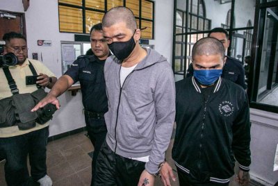 Dua rakan dijatuhkan hukuman penjara 18 tahun selepas mengaku bersalah menyebabkan kematian seorang lelaki di kawasan ladang kelapa sawit, Teluk Intan tujuh tahun lepas. Foto Bernama
