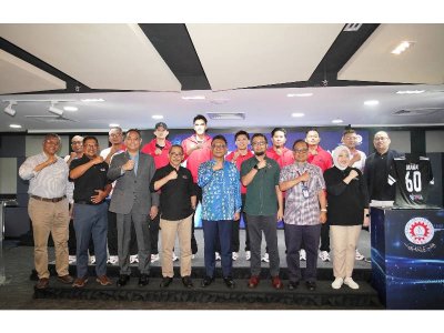 Ketua Pengarah MARA, Datuk Zulfikri Osman (depan, empat dari kanan) bersama rakan strategik dan regu sepak takraw MARA yang mengambil bahagian dalam edisi keempat Piala Tun Ali 2025 yang menyingkap tirai di Dewan Bola Keranjang Majlis Bandaraya Melaka Bersejarah (MBMB), Bukit Serindit, Melaka dari 3 hingga 9 November. FOTO : ROSLI TALIB SINAR HARIAN