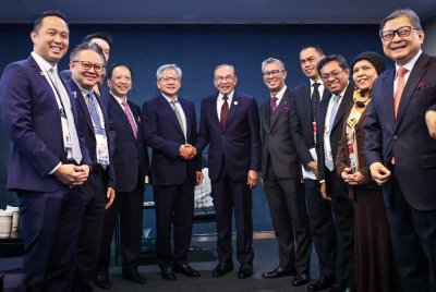 Anwar (tengah) bertemu Jensen (lima dari kiri) dan Seok Hong (empat dari kiri) di Gyeongju, Korea Selatan, bagi menonjolkan kemajuan pesat Malaysia dalam bidang Sovereign AI. Turut hadir, Tengku Zafrul (lima dari kanan). Foto Bernama