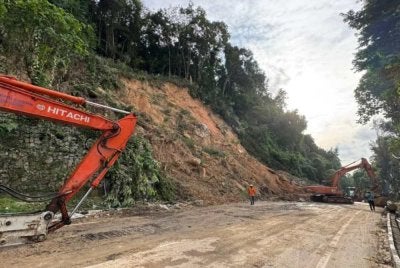 Kerja membersihkan jalan termasuk kerja pemecahan batuan serta pengalihan dahan dan pokok disiapkan pada 5 petang Jumaat.