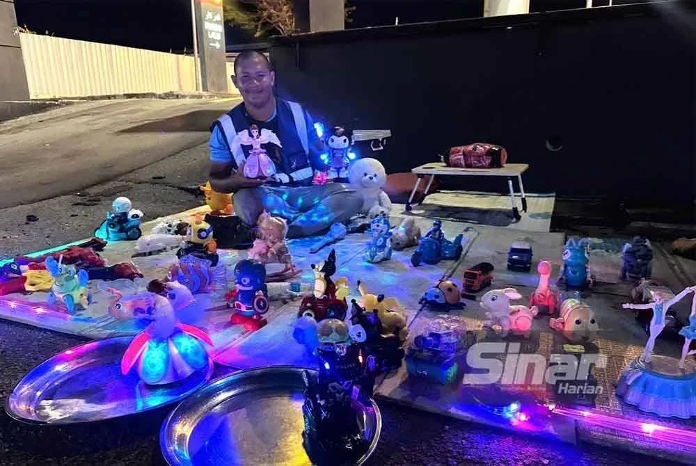 Mohd Aminuddin berniaga hingga waktu malam untuk mencari rezeki. FOTO SINAR HARIAN - ADILA SHARINNI WAHID