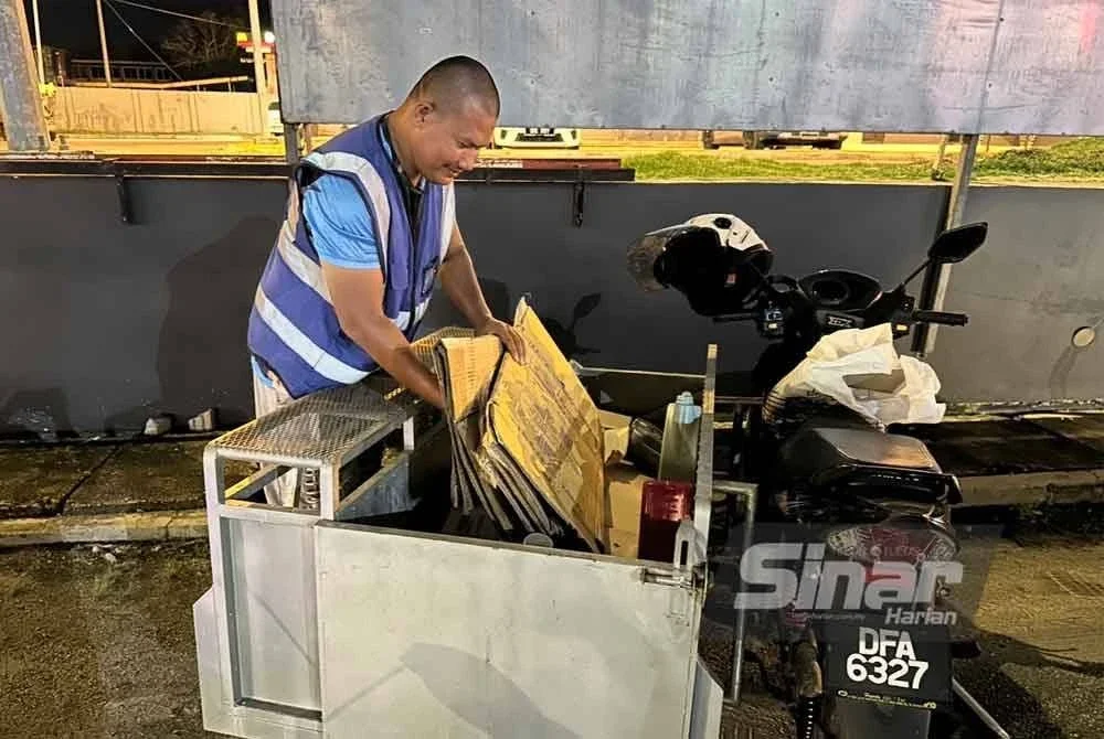 Kotak-kotak yang diperoleh disusun Mohd Aminuddin dalam ruangan barangan motosikal roda tiga. FOTO SINAR HARIAN - ADILA SHARINNI WAHID