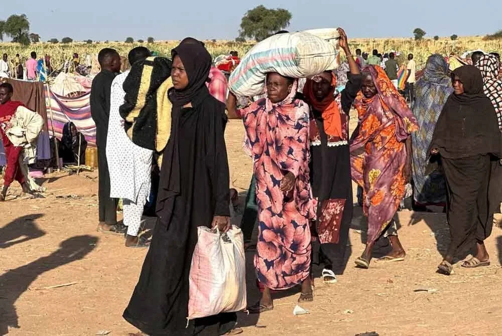 Penduduk Sudan yang melarikan diri dari El-Fasher tiba di Tawila selepas bandar itu jatuh ke tangan RSF. – AFP