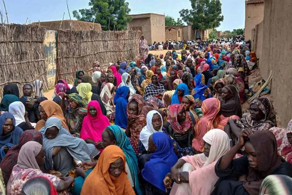 Penduduk Sudan menerima makanan percuma di Al-Fasher, Darfur yang dikepung pasukan RSF lebih setahun. – AFP