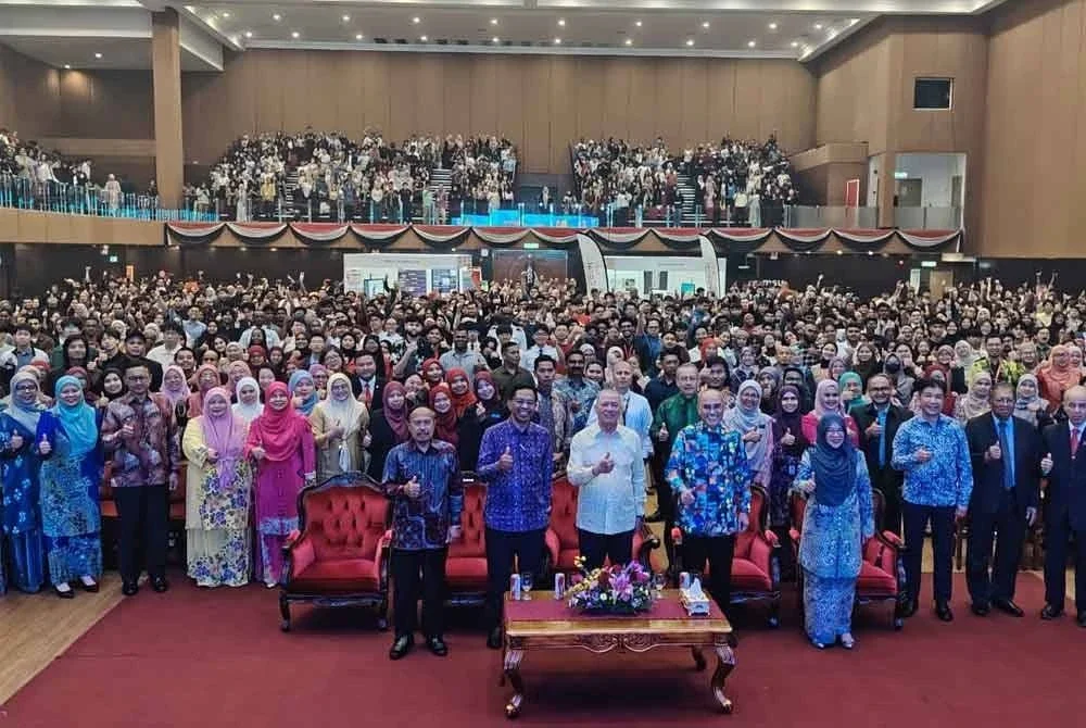 Warga MSU bergambar bersama Fadillah (tengah) selepas Majlis Pelancaran MSU m-CREST pada Khamis.