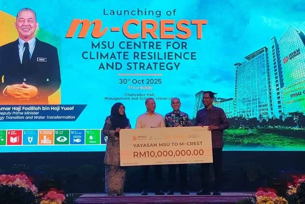 Pada majlis sama, turut berlangsung penyerahan replika cek bernilai RM10 juta daripada Yayasan MSU kepada m-CREST.