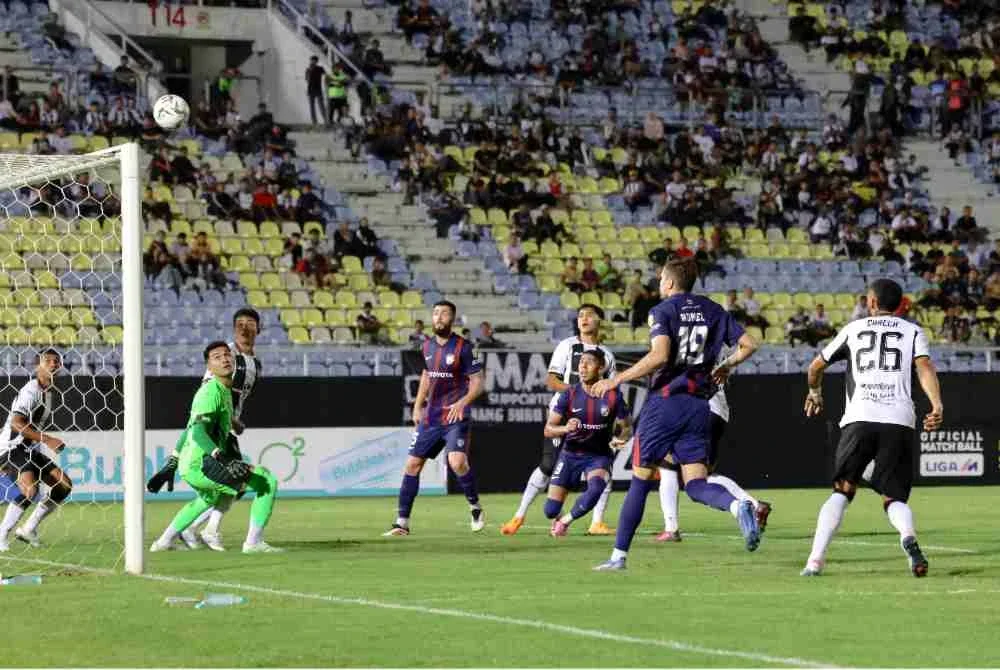 Pemain JDT, Bergson Da Silva cuba melakukan percubaan gol semasa menentang pasukan TFC pada aksi Liga Super 2025-2026 di Stadium Sultan Mizan Zainal Abidin, Gong Badak. Foto Bernama