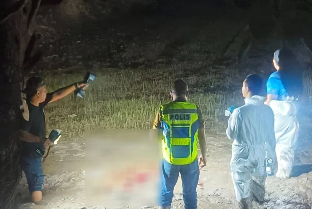 Anggota polis forensik membuat siasatan di lokasi kejadian.