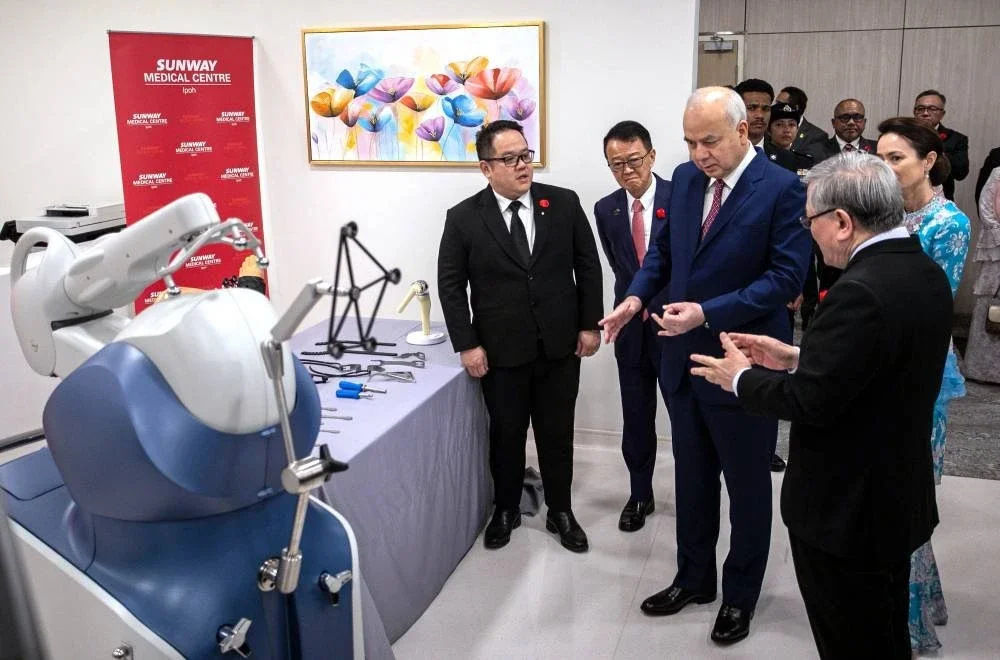 Sultan Nazrin berkenan melihat kemudahan di SMC Ipoh sempena perasmian hospital berkenaan pada Rabu.