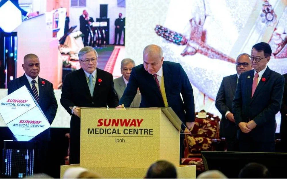 Sultan Nazrin berkenan menandatangani plak Perasmian SMC Ipoh pada Rabu dan disaksikan oleh Saarani (kiri), Dr Jeffrey Cheah (kanan) dan Beng Long (dua,kiri).