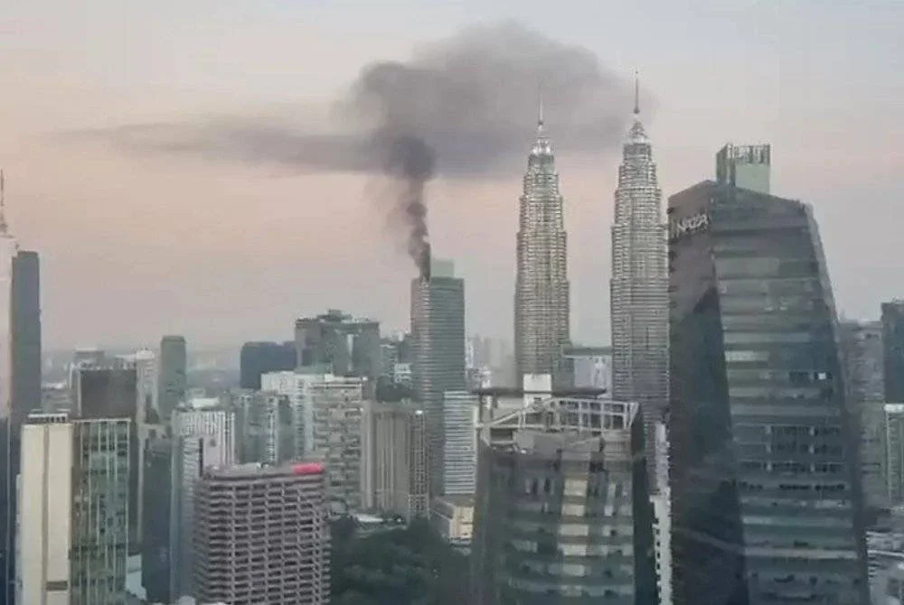 Satu kebakaran dilaporkan berlaku di tingkat atas Menara 3 KLCC awal pagi tadi.