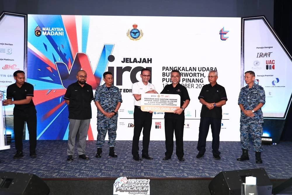 Penyerahan cek cura Kem Santuni Madani BHPetrol di Pangkalan Udara Butterworth, Pulau Pinang.