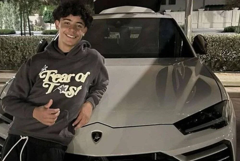 Ronaldo Jr bersama kereta miliknya yang bernilai RM1.28 juta