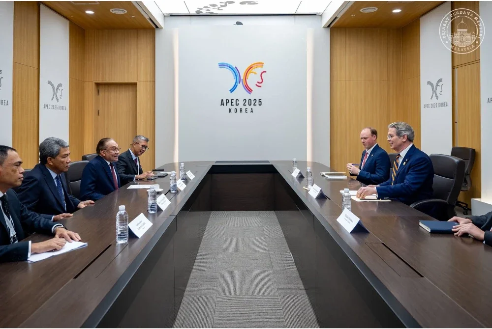 Pertemuan Anwar bersama Scott Bessent ketika Mesyuarat APEC di Gyeongju, Republik Korea pada Jumaat. - Foto: Izzuddin Abd Radzak
