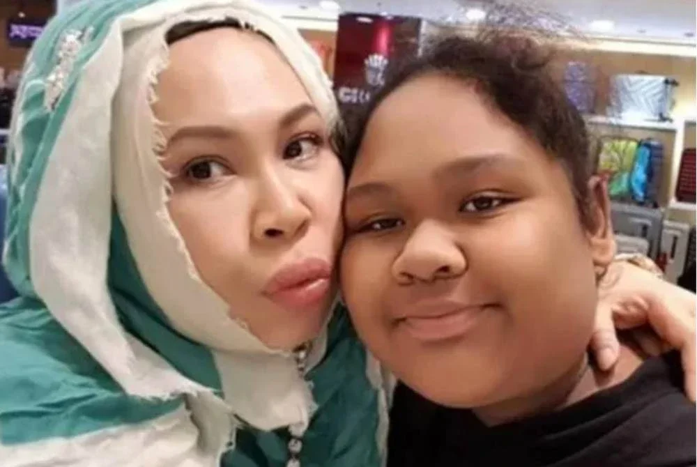 Anak kepada usahawan sensasi Datuk Seri Vida (DSV), Cik B tampil bersuara mempertahankan ibunya selepas isu jualan lelong barangan mewah milik mereka menjadi tular