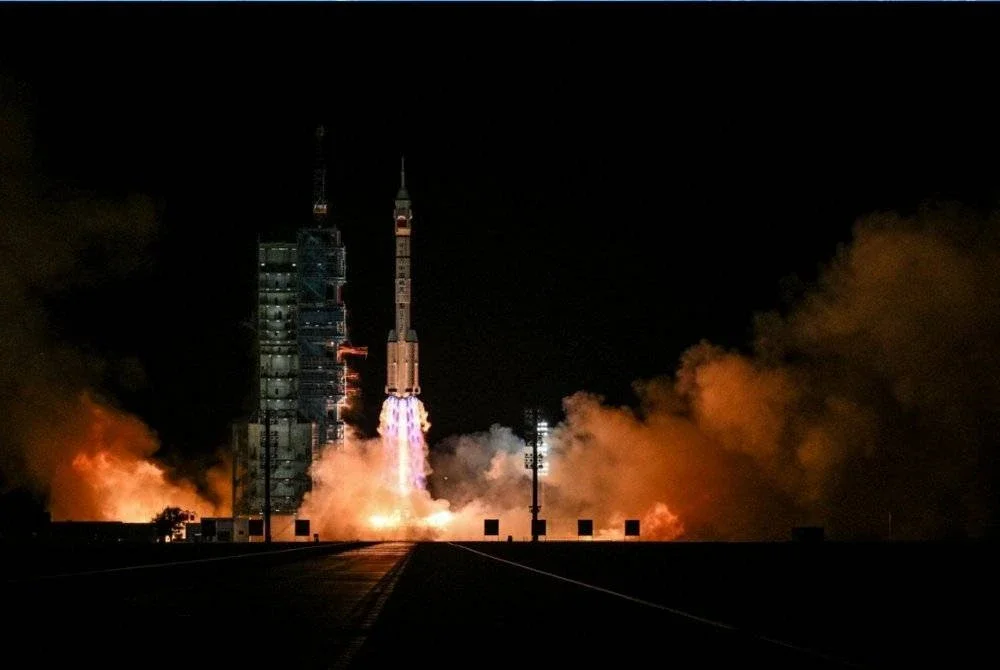 Roket pembawa Long March-2F yang membawa kapal angkasa Shenzhou-21 bersama tiga angkasawan berlepas dari Pusat Pelancaran Satelit Jiuquan di Gurun Gobi, barat laut China. Misi terbaharu ke stesen angkasa Tiangong itu turut menampilkan angkasawan termuda negara itu serta empat ekor tikus makmal.-AFP