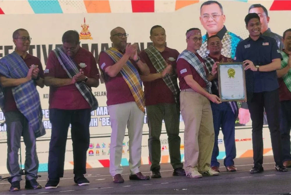 Wakil MBOR (kanan) menyerahkan sijil pengiktirafan kepada Borhan (tiga dari kanan) sambil diperhatikan Menteri Besar Selangor, Datuk Seri Amirudin Shari (dua kanan) pada Festival Makanan Warisan Negeri Selangor di Stadium Tertutup Kompleks Sukan Kuala Selangor pada Sabtu.
