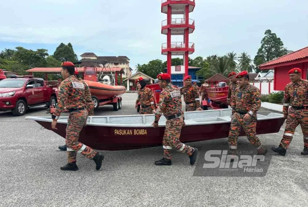 Anggota bomba mengusung bot komuniti yang diterima Kelantan.