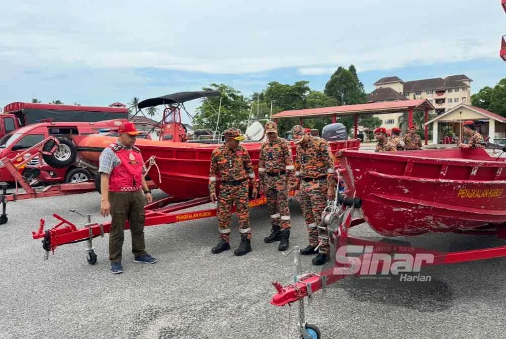 Nordin (kiri) melihat aset bot yang ditempatkan di BBP Pengkalan Kubor.